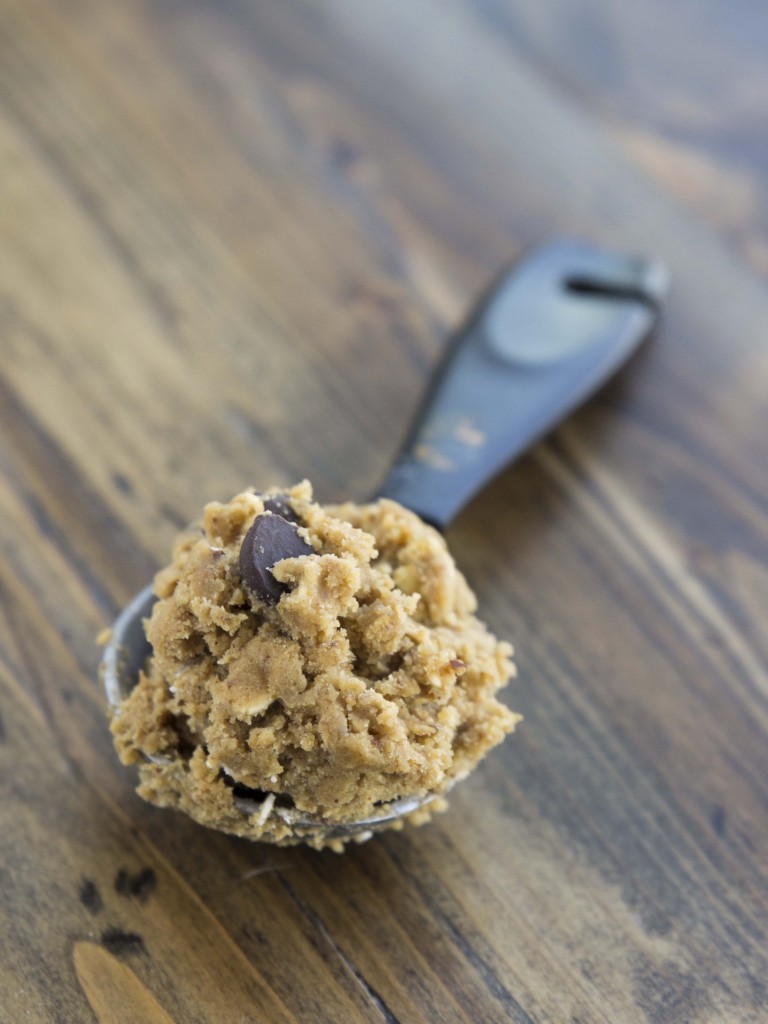 Whole Grain Almond Chocolate Chip Cookies | Veggie and the Beast