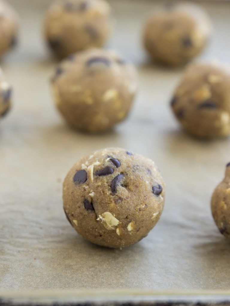 Whole Grain Almond Chocolate Chip Cookies | Veggie and the Beast