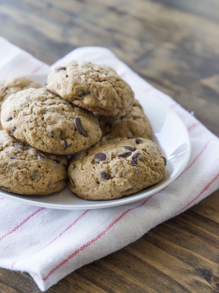 Whole Grain Almond Chocolate Chip Cookies | Veggie and the Beast