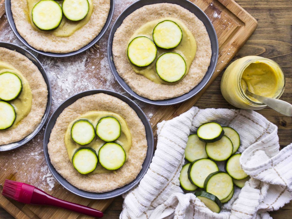 Individual Zucchini & Arugula Pizzas with Cauliflower Cheese Sauce | Veggie and the Beast