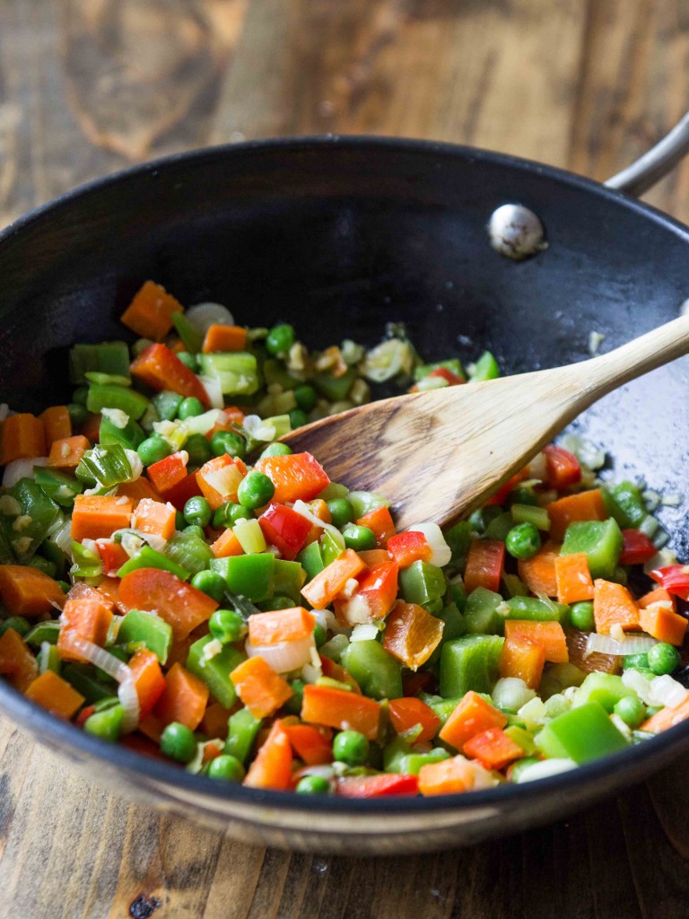 Vegetable Fried Quinoa | veggieandthebeastfeast.com