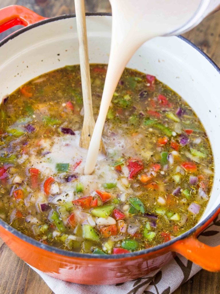 Spicy White Cheddar Chili // veggieandthebeastfeast.com