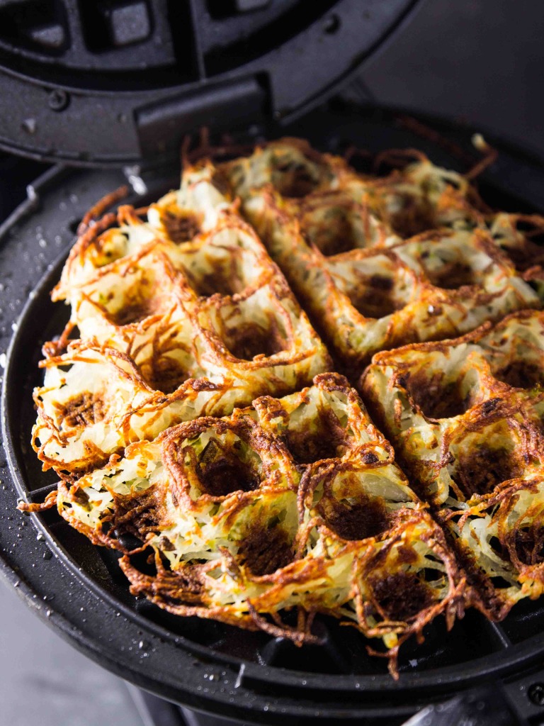 Garlicky Pepper Tofu Scramble with Waffled Jalapeno Hashbrowns // veggieandthebeastfeast.com