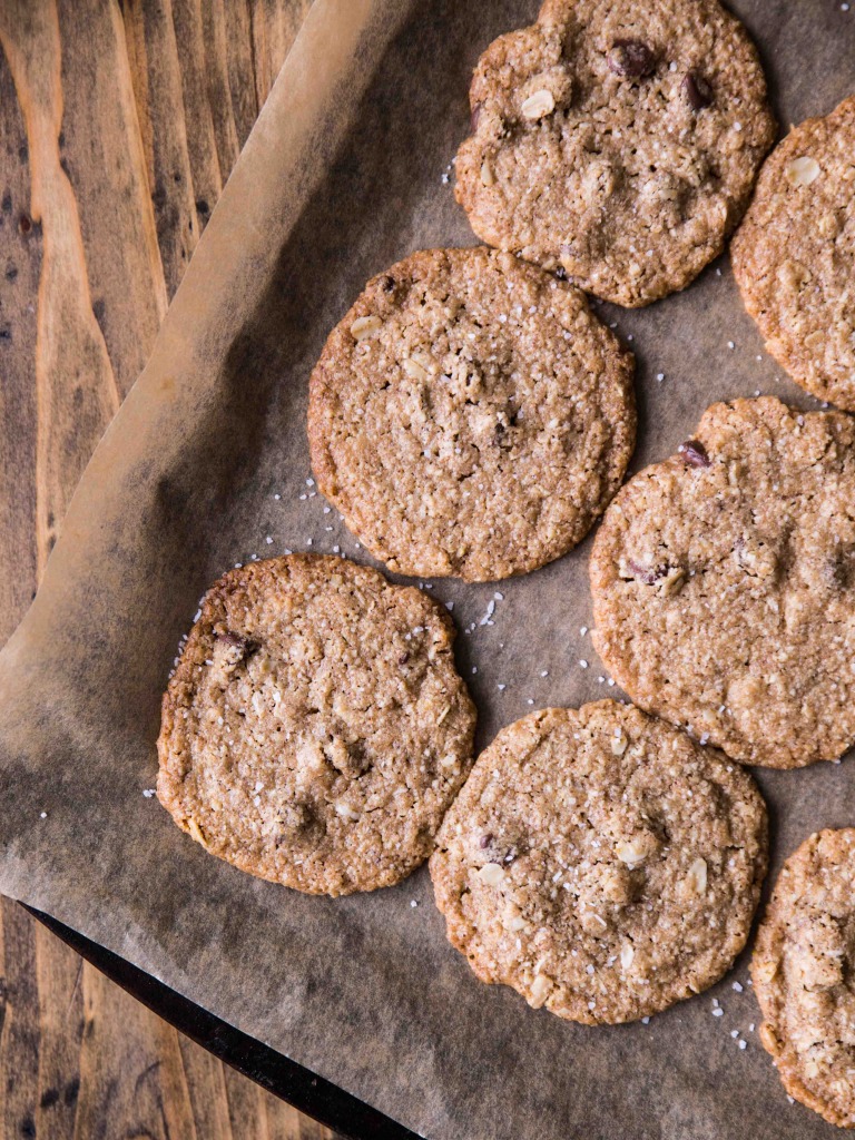 Thin and Crispy Almond Butter Oat Cookies // veggieandthebeastfeast.com #vegan #glutenfree