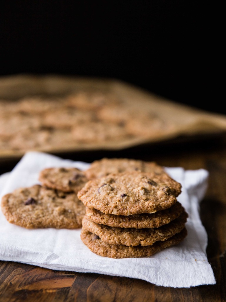 Thin and Crispy Almond Butter Oat Cookies // veggieandthebeastfeast.com #vegan #glutenfree