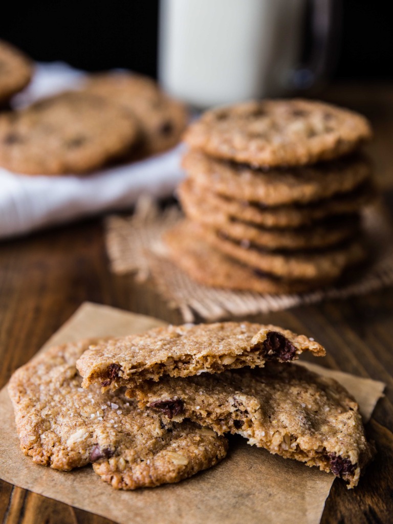 Thin and Crispy Almond Butter Oat Cookies // veggieandthebeastfeast.com #vegan #glutenfree