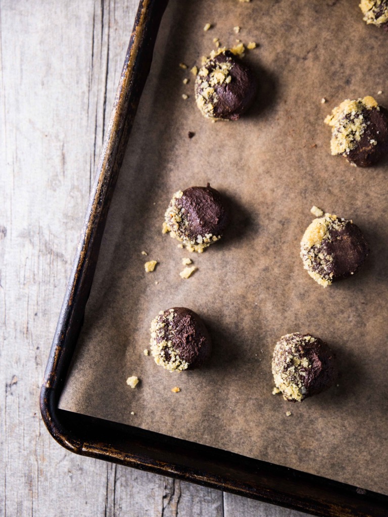 One Bowl Chocolate Potato Chip Cookies // @veggiebeastblog veggieandthebeastfeast.com