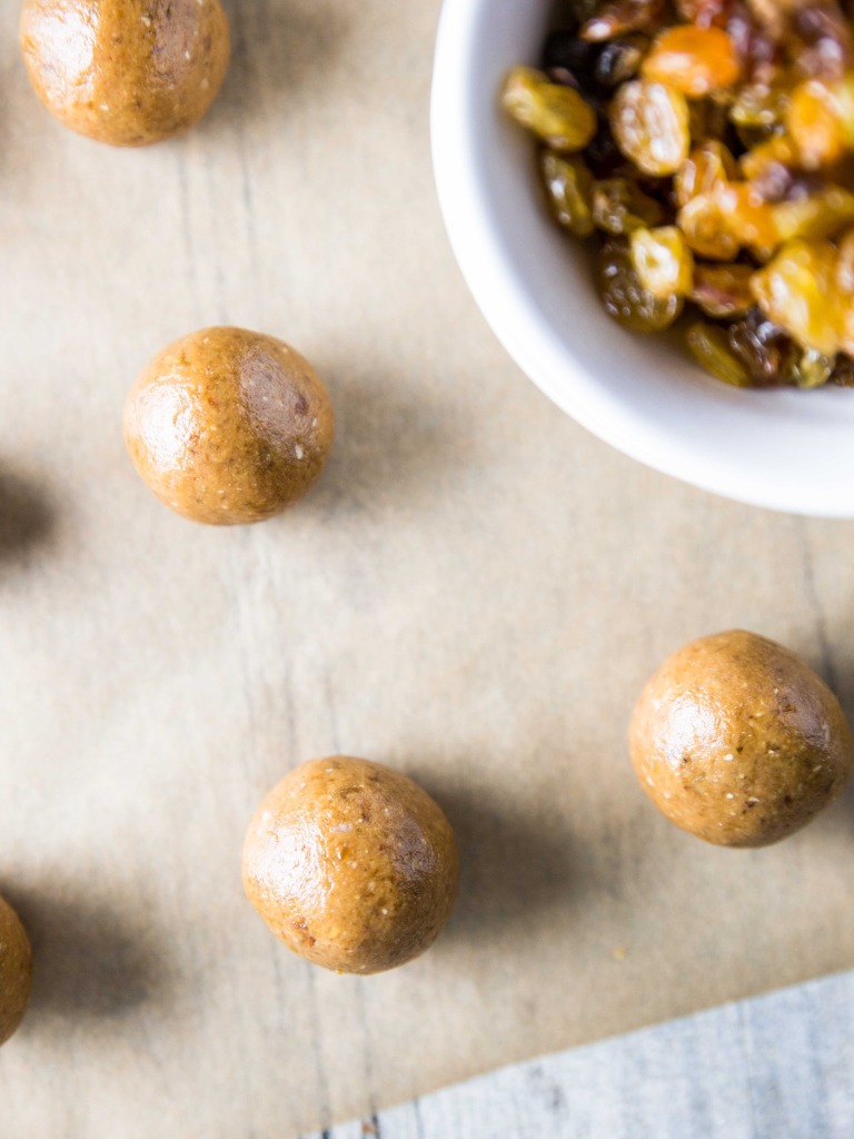 Healthy Salted Peanut Butter Buckeyes // @veggiebeastblog veggieandthebeastfeast.com