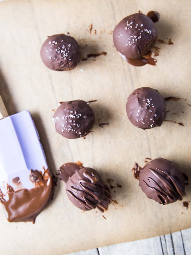 Healthy Salted Peanut Butter Buckeyes // @veggiebeastblog veggieandthebeastfeast.com