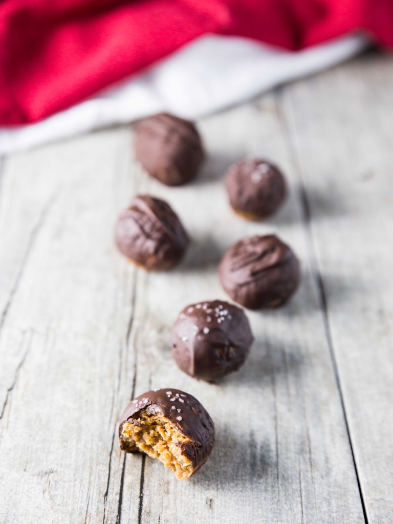 Healthy Salted Peanut Butter Buckeyes // @veggiebeastblog veggieandthebeastfeast.com