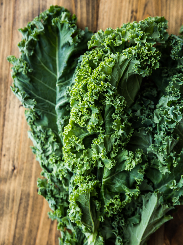 Spicy Nacho Kale Chips // @veggiebeastblog