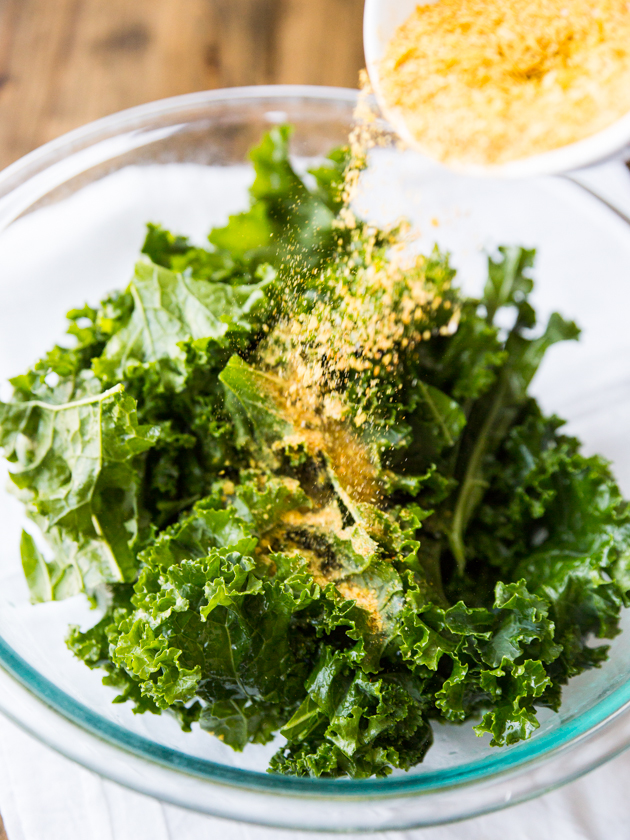 Spicy Nacho Kale Chips // @veggiebeastblog