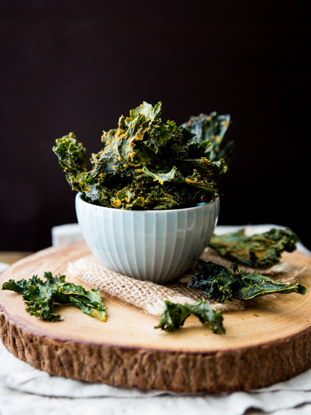 Spicy Nacho Kale Chips // @veggiebeastblog