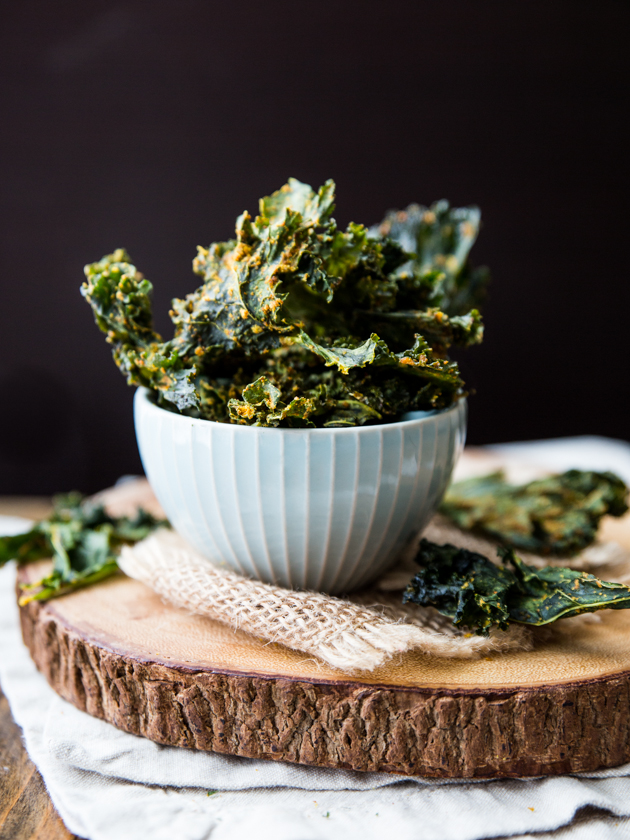 Spicy Nacho Kale Chips // @veggiebeastblog