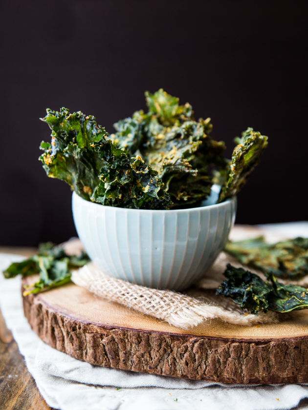 Spicy Nacho Kale Chips // @veggiebeastblog