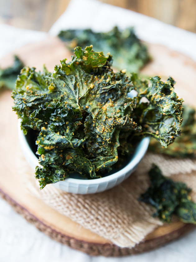 Spicy Nacho Kale Chips // @veggiebeastblog