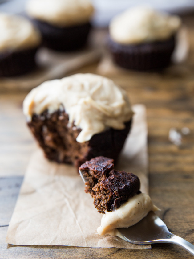 Chocolate Cupcakes with Peanut Butter Vanilla Bean Frosting // @veggiebeastblog