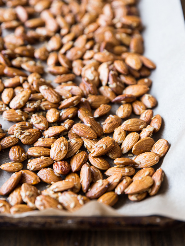 Creamy Maple-Roasted Almond Butter with Flaxseeds // veggieandthebeastfeast.com