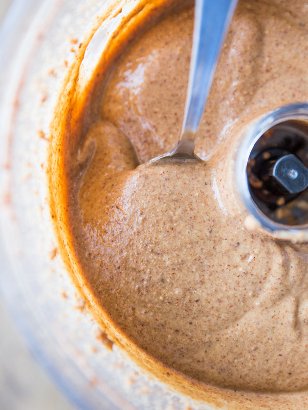 Creamy Maple-Roasted Almond Butter with Flaxseeds // veggieandthebeastfeast.com