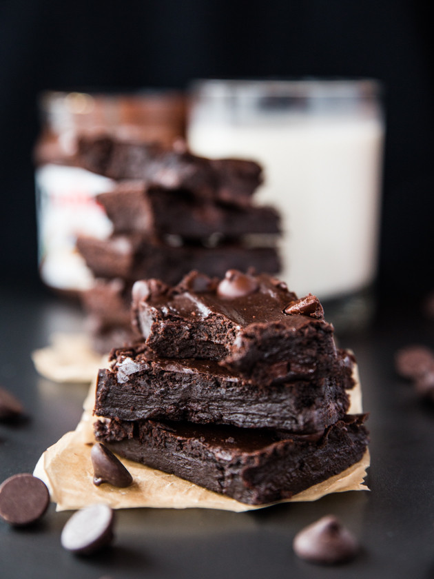 Fudgy Black Bean Nutella Brownies // @veggiebeastblog #glutenfree