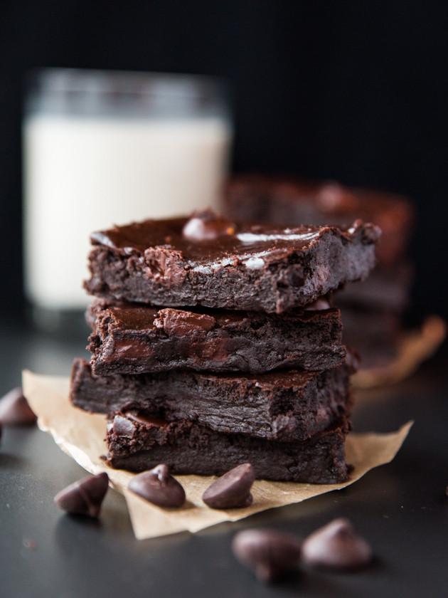 Fudgy Black Bean Nutella Brownies // @veggiebeastblog #glutenfree