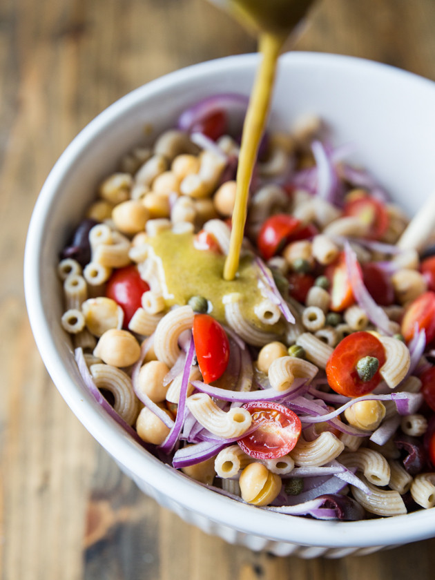 Simple Greek Pasta Salad // @veggiebeastblog