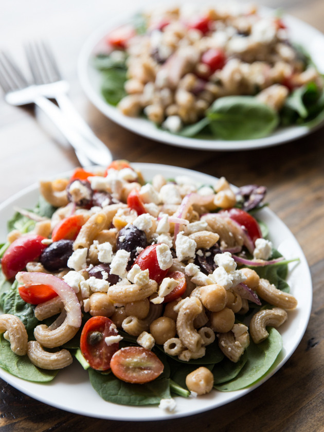 Simple Greek Pasta Salad // @veggiebeastblog