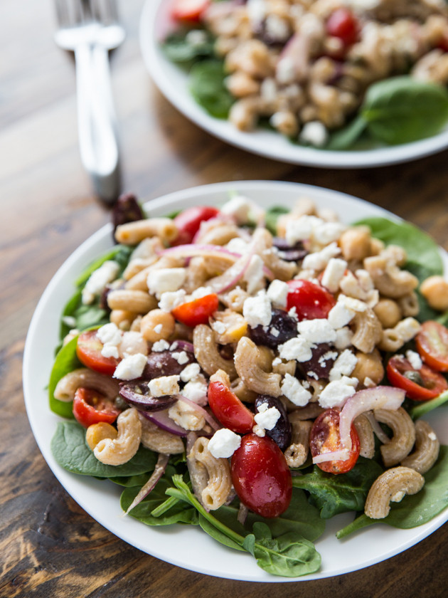 Simple Greek Pasta Salad // @veggiebeastblog