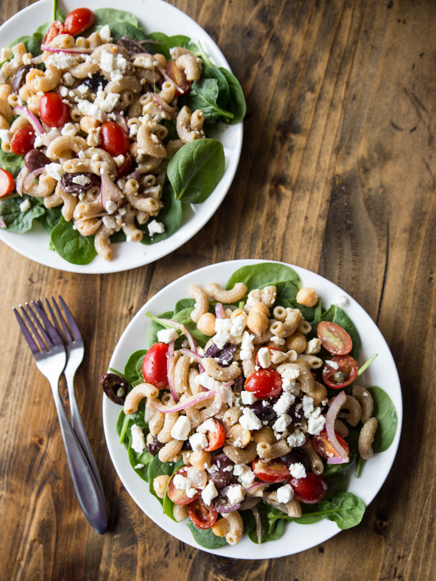 Simple Greek Pasta Salad // @veggiebeastblog