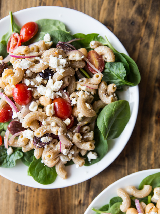 Simple Greek Pasta Salad // @veggiebeastblog