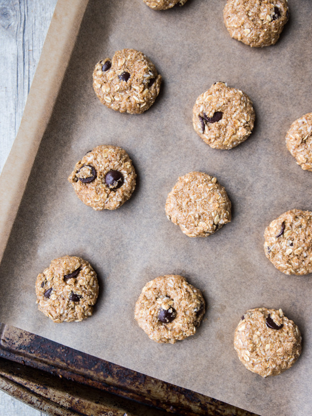 Chewy Coconut Oatmeal Chocolate Chip Cookies // @veggiebeastblog #vegan #glutenfree