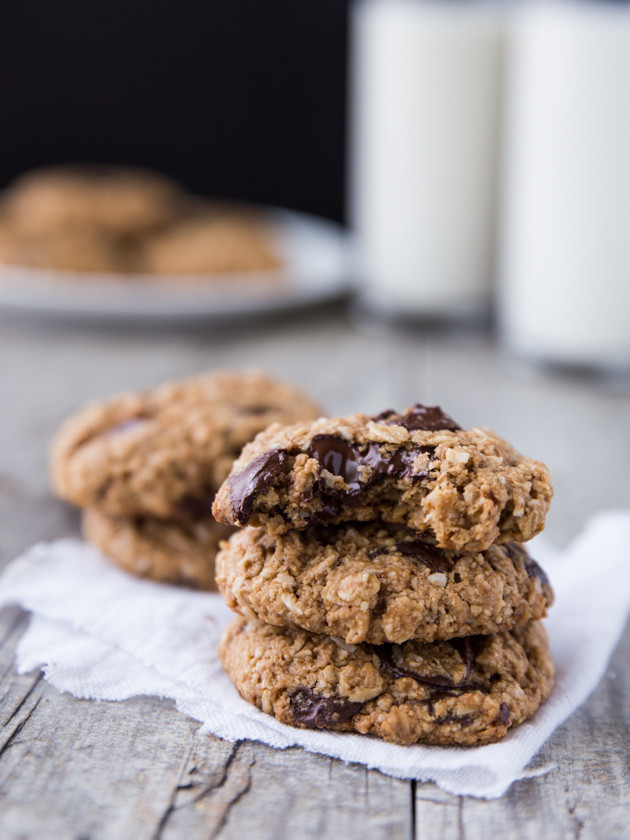 Chewy Coconut Oatmeal Chocolate Chip Cookies // @veggiebeastblog #vegan #glutenfree