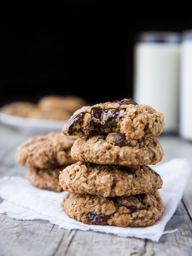 Chewy Coconut Oatmeal Chocolate Chip Cookies // @veggiebeastblog #vegan #glutenfree