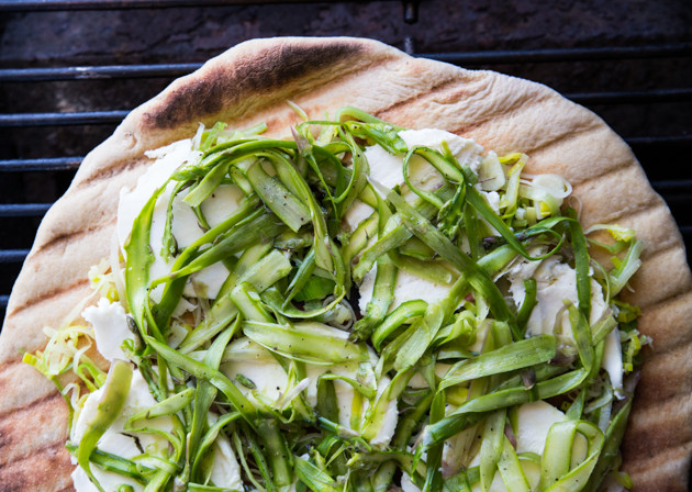 Simple Asparagus Ribbon and Leek Grilled Pizza // @veggiebeastblog