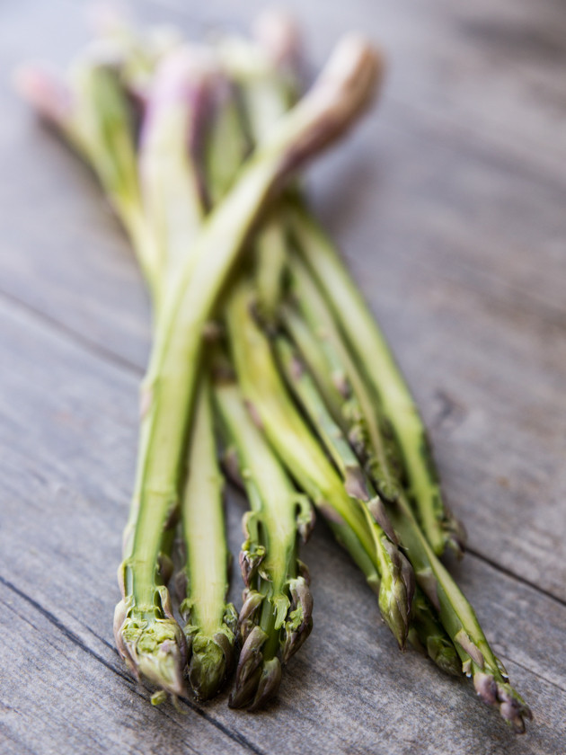 Simple Shaved Asparagus and Leek Grilled Pizza // @veggiebeastblog