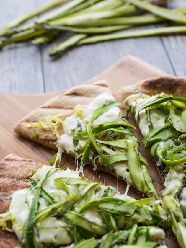 Simple Asparagus Ribbon and Leek Grilled Pizza // @veggiebeastblog