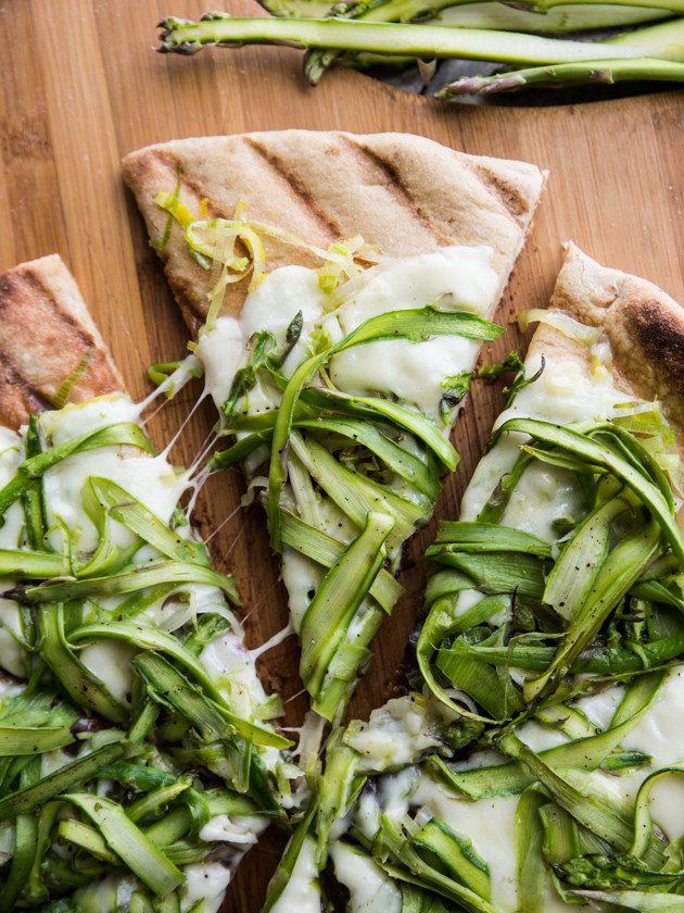 Simple Asparagus Ribbon and Leek Grilled Pizza // @veggiebeastblog