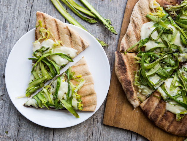 Simple Asparagus Ribbon and Leek Grilled Pizza // @veggiebeastblog