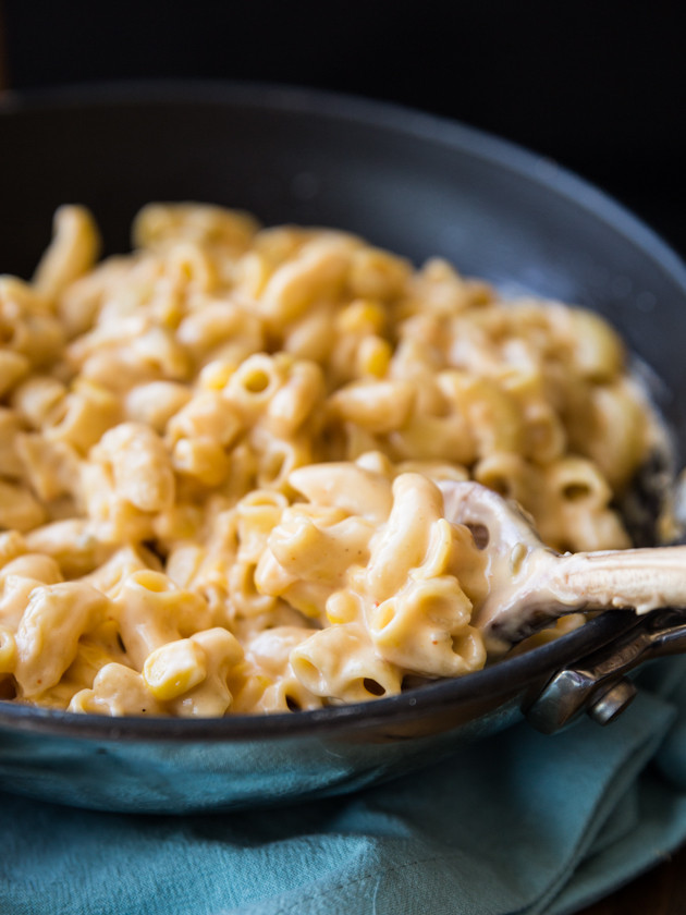 Hot Jalapeño, Corn and Cholula Skillet Mac and Cheese // @veggiebeastblog