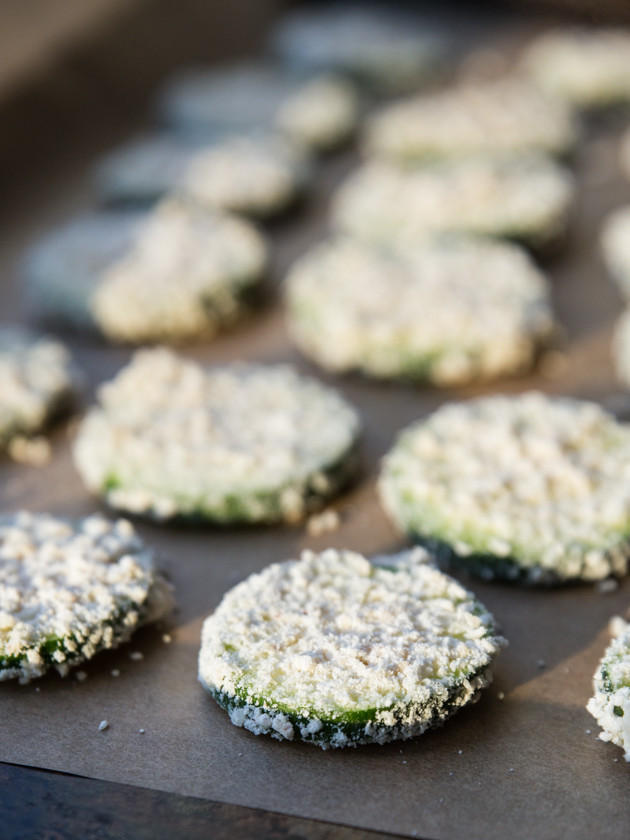 Cracker-Crusted Zucchini Chips // @veggiebeastblog