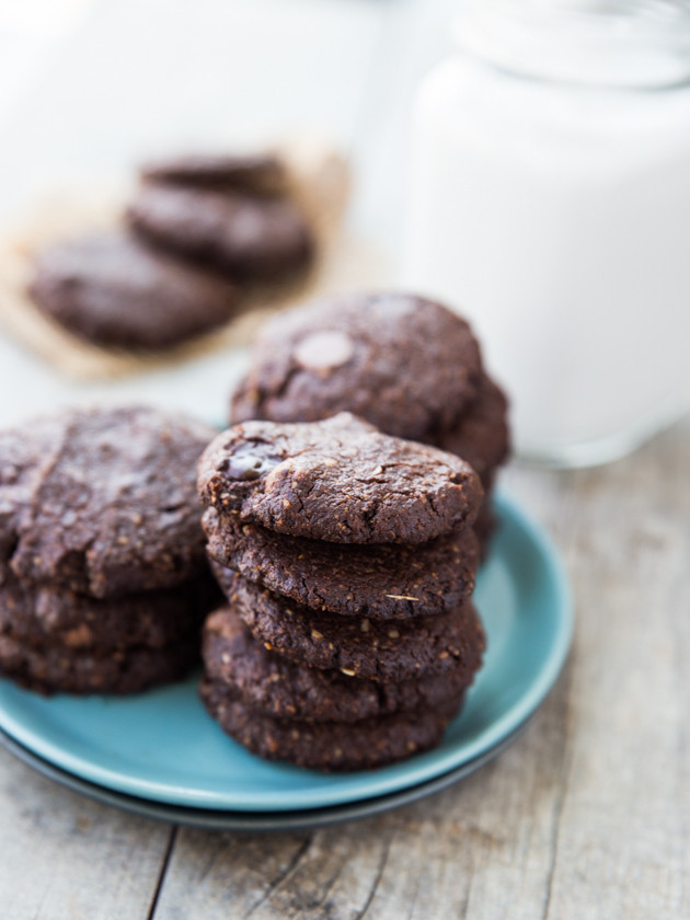 Gluten Free Double Chocolate Peanut Butter Oat Cookies // @veggiebeastblog
