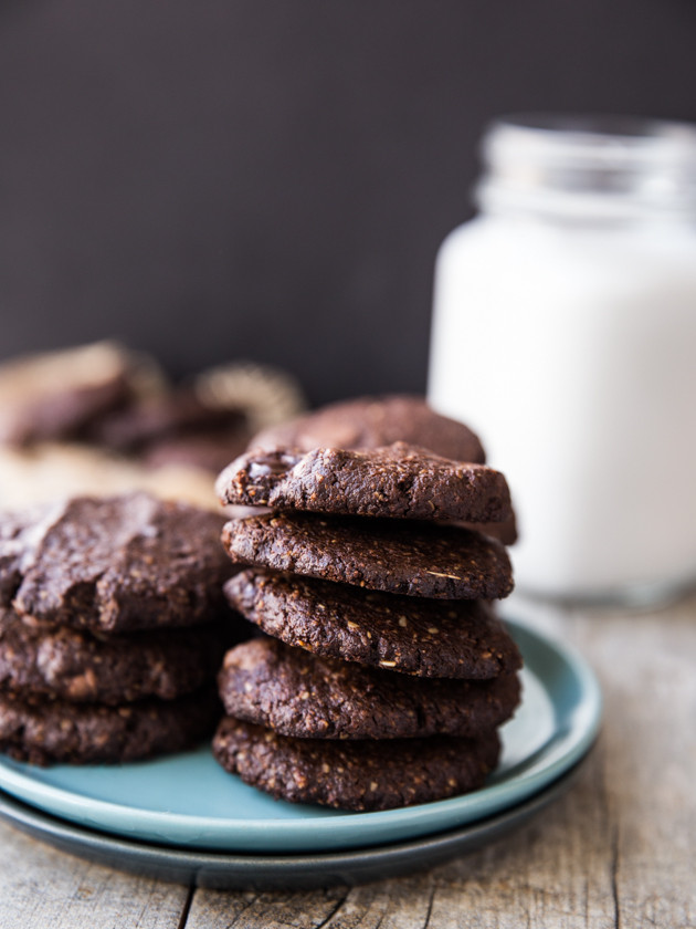 Gluten Free Double Chocolate Peanut Butter Oat Cookies // @veggiebeastblog