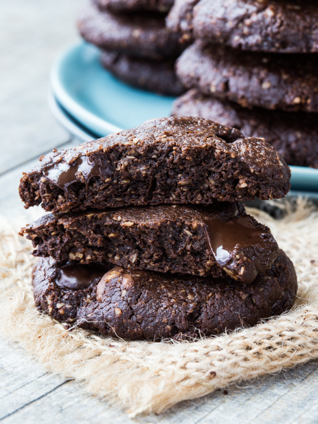 Gluten Free Double Chocolate Peanut Butter Oat Cookies // @veggiebeastblog
