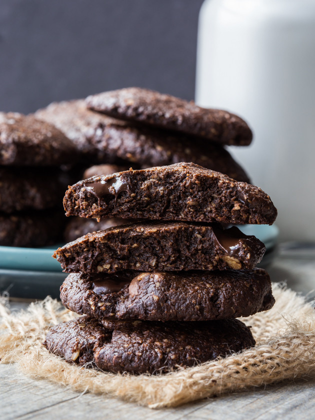 Gluten Free Double Chocolate Peanut Butter Oat Cookies // @veggiebeastblog