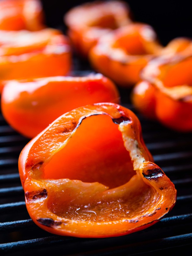 Peanut Ginger Noodle-Stuffed Grilled Red Peppers @veggiebeastblog #vegan #glutenfree