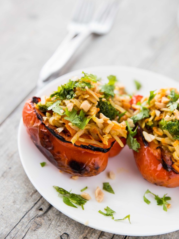 Peanut Ginger Noodle-Stuffed Grilled Red Peppers @veggiebeastblog #vegan #glutenfree