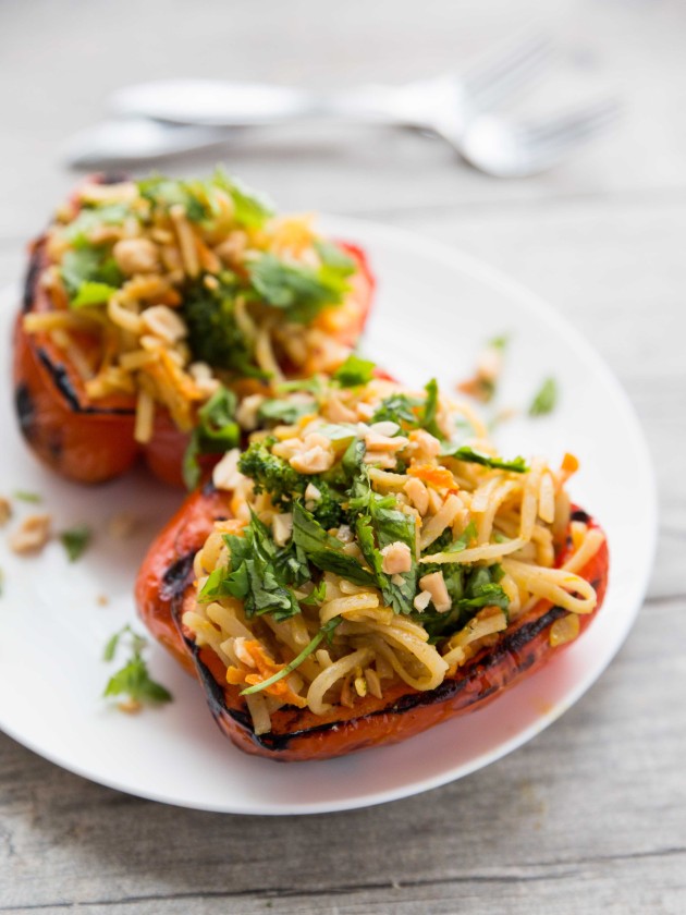 Peanut Ginger Noodle-Stuffed Grilled Red Peppers @veggiebeastblog #vegan #glutenfree