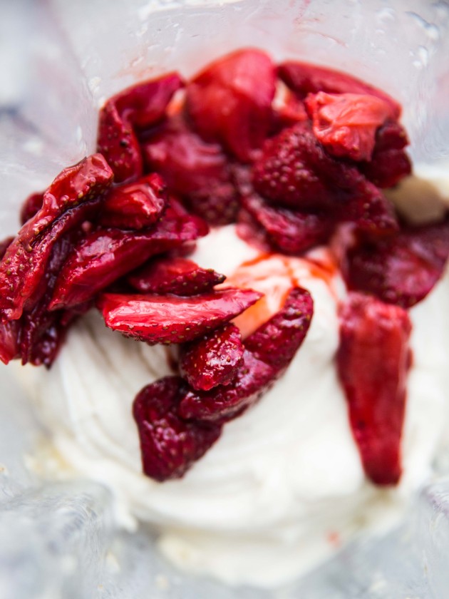 Roasted Strawberry Banana Soft Serve // @veggiebeastblog