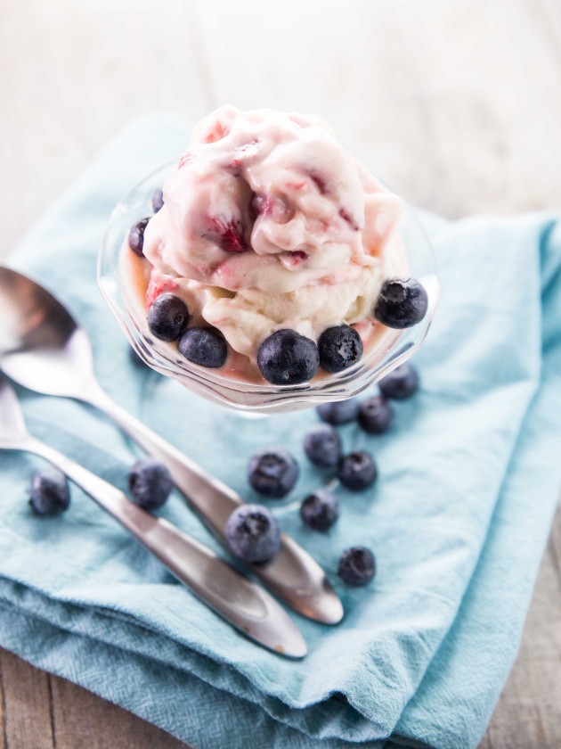 Roasted Strawberry Banana Soft Serve // @veggiebeastblog