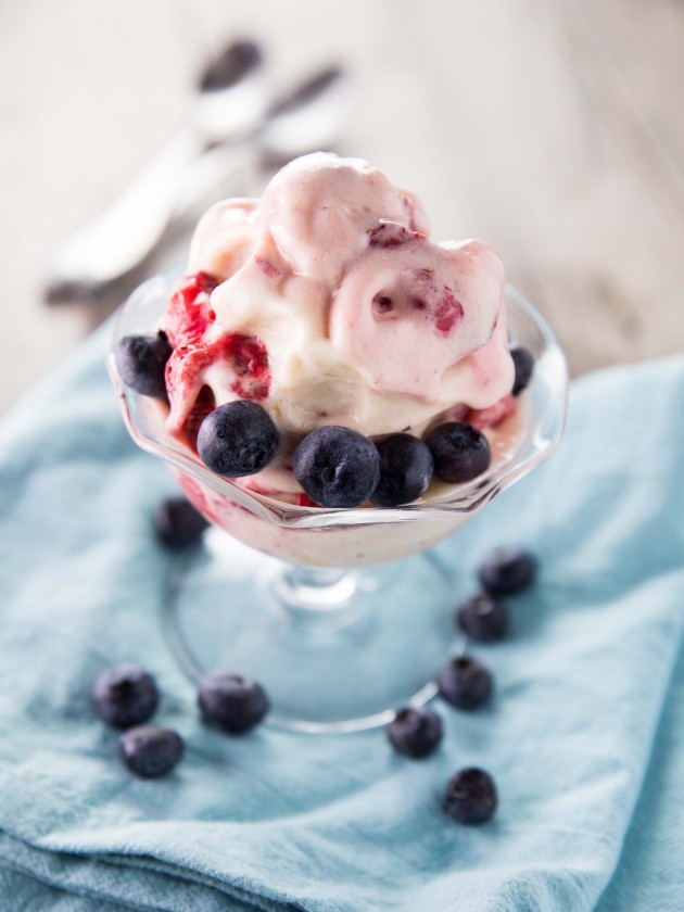 Roasted Strawberry Banana Soft Serve // @veggiebeastblog